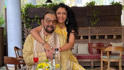 બોલિવુડમાં અનેક એવા સ્ટાર છે. જેમણે કાં તો પોતાની ઉંમરથી નાની કે મોટી અભિનેત્રીઓ સાથે લગ્ન કર્યા છે. કેટલાક એવા પણ છે જે કુંવારા છે. આજે અમે જે સ્ટારની વાત કરી રહ્યા છે કબીર બેદીની જેમણે 70 વર્ષની ઉંમરે ચોથી વખત લગ્ન કર્યા હતા.