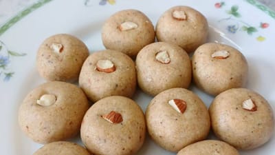 ઉપવાસમાં ગળ્યુ ખાવાનું દરેક વ્યક્તિને મન થતુ હોય છે. ત્યારે ભારતમાં ઉપવાસમાં ખવાય તેવા વિવિધ પ્રકારના લાડુ બનાવવામાં આવે છે. ત્યારે આજે સીંગદાણાના લાડુ કેવી રીતે બનાવાય તે જાણીશું.