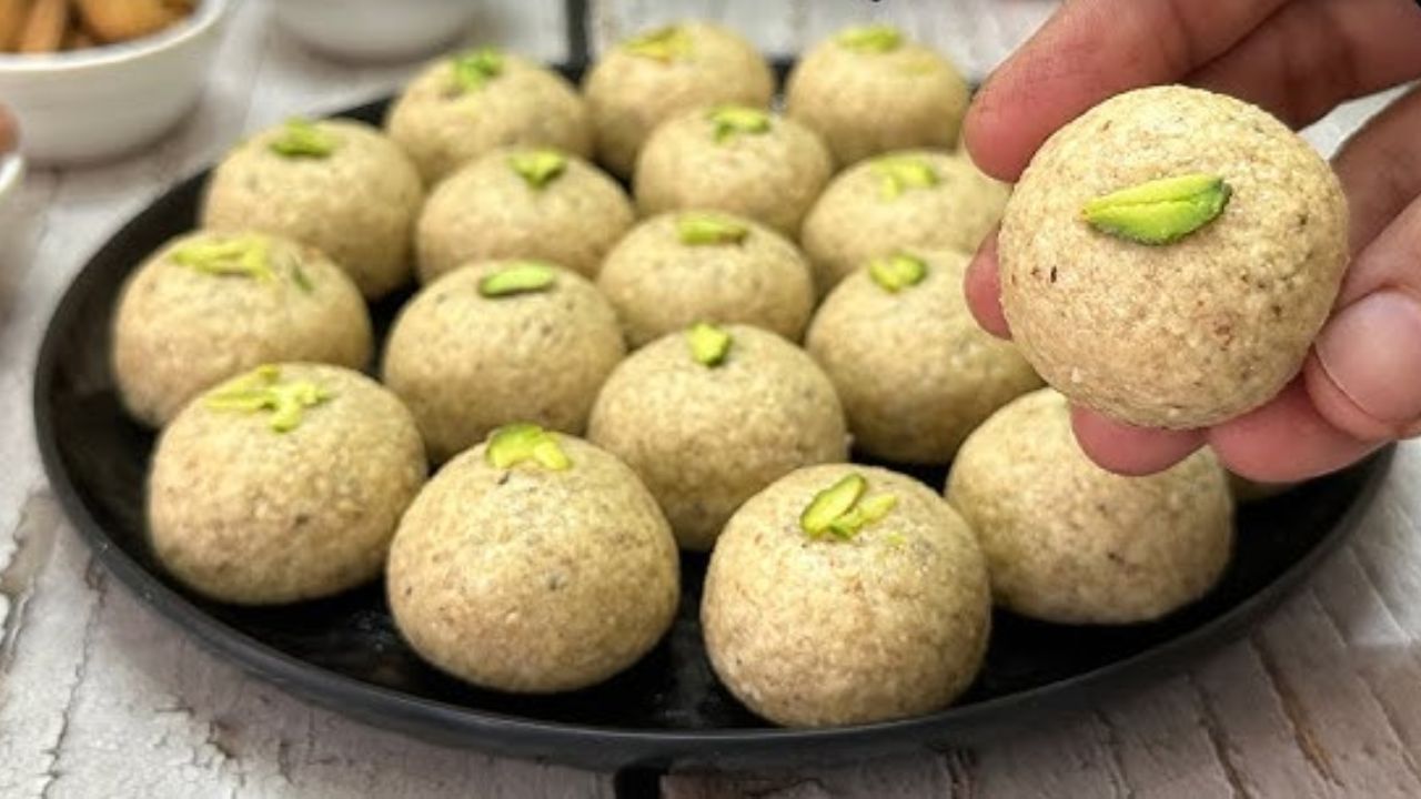 હવે આ મિશ્રણને બહાર કાઢી તેના લાડુ બનાવી લો. આ લાડુને અઠવાડિયા સુધી સ્ટોર કરી શકો છો.