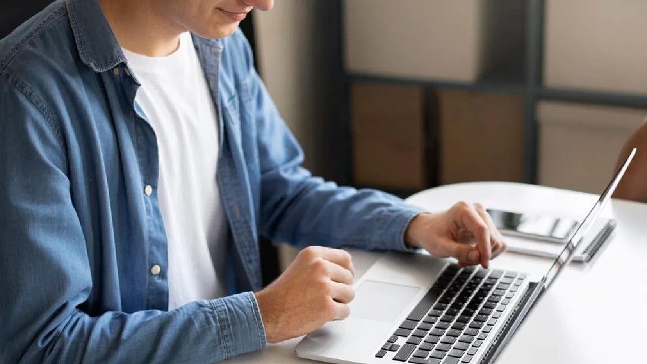 વાદળી પ્રકાશ સુરક્ષા ચશ્મા: તમે સ્ક્રીન સામે બેસવા માટે વાદળી પ્રકાશના ચશ્મા પણ પહેરી શકો છો. તે ફક્ત આંખોનું જ નહીં પણ ત્વચાનું પણ રક્ષણ કરે છે. જેના કારણે ત્વચાને મુક્ત રેડિકલ અને કરચલીઓ જેવી સમસ્યાઓથી રક્ષણ મળે છે.