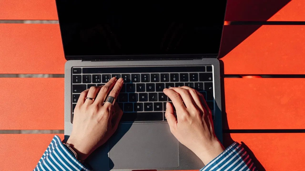 સનસ્ક્રીનનો ઉપયોગ કરો: જો તમે લાંબા સમય સુધી સ્ક્રીન સામે કામ કરી રહ્યા છો, તો ચોક્કસપણે સનસ્ક્રીનનો ઉપયોગ કરો. જેમ સૂર્યના યુવી કિરણો આપણી ત્વચાને નુકસાન પહોંચાડે છે, તેવી જ રીતે સ્ક્રીનનો વાદળી પ્રકાશ પણ ચહેરા માટે હાનિકારક છે. જોકે, સનસ્ક્રીન સ્ક્રીનને વાદળી પ્રકાશથી બચાવે છે.