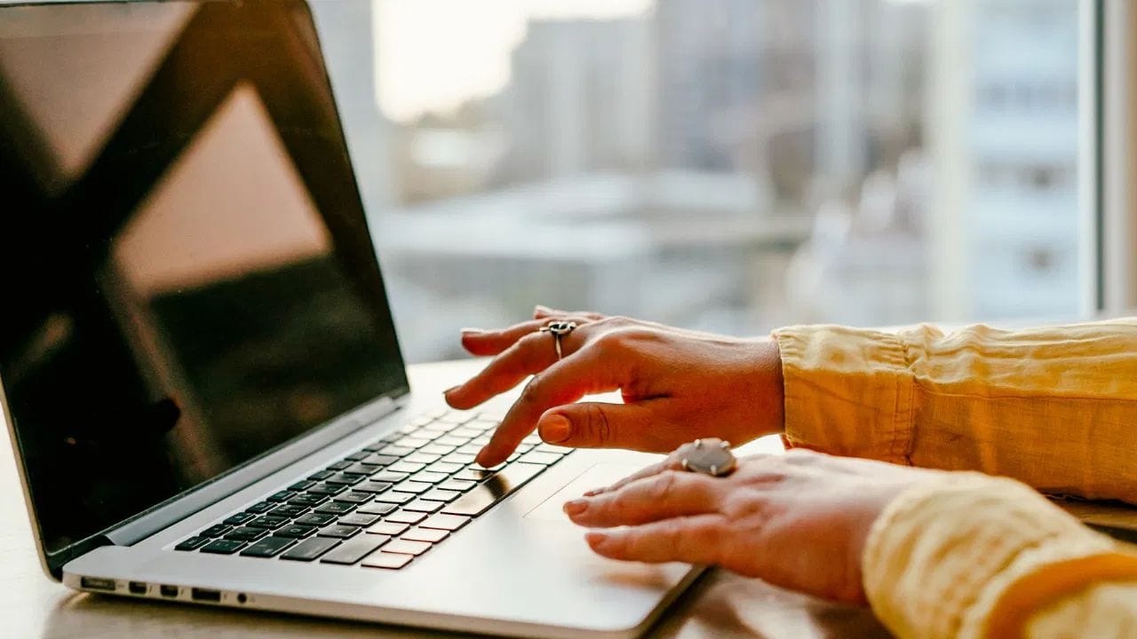 ડૉ. વિજય સિંઘલ કહ્યું કે જો તમારે લાંબા સમય સુધી લેપટોપ કે સિસ્ટમ પર કામ કરવું પડે છે, તો તમારે તમારી ત્વચાની ખૂબ કાળજી લેવી પડશે. આ માટે, નિષ્ણાતે કેટલીક ટિપ્સ આપી છે જે નીચે મુજબ છે.