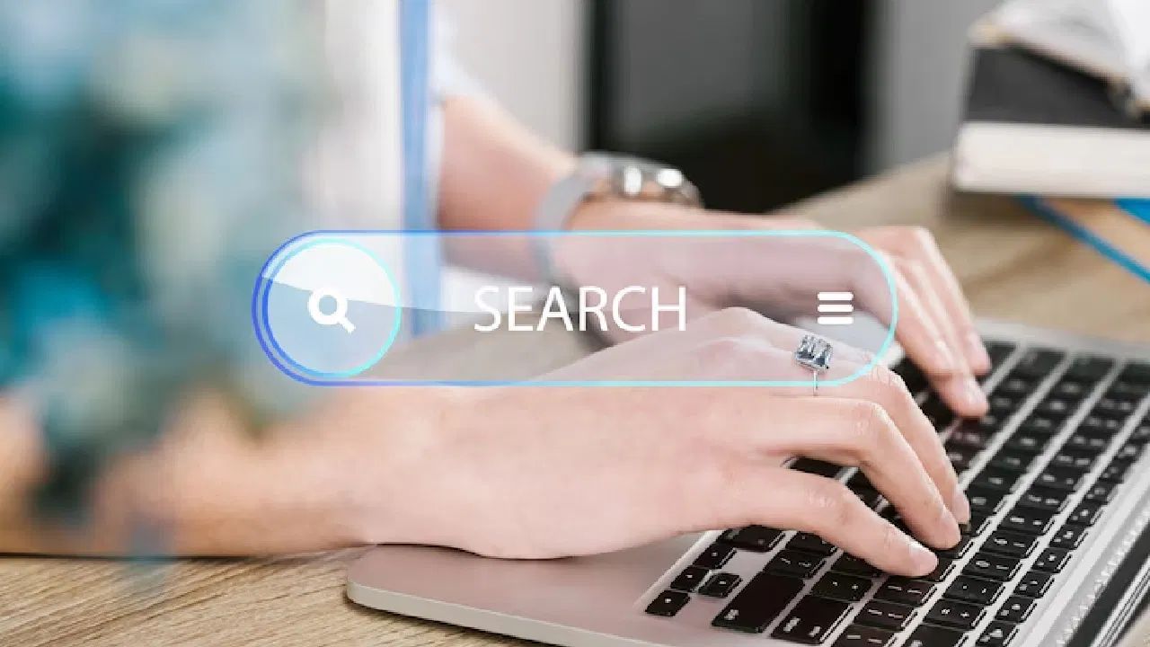 ડર્મોટોલોજિસ્ટ ડૉ. વિજય સિંઘલ જણાવ્યું કે લેપટોપ સામે લાંબા સમય સુધી બેસીને કામ કરવાથી ત્વચાને નુકસાન થઈ શકે છે. સ્ક્રીનમાંથી નીકળતો વાદળી પ્રકાશ ચહેરા માટે હાનિકારક છે. આ વાદળી પ્રકાશ ચહેરાને નુકસાન પહોંચાડી શકે છે અને તેને ઝડપથી વૃદ્ધ દેખાડી શકે છે. ઉપરાંત, ત્વચાનો રંગ ઝાંખો પડી શકે છે. આ ઉપરાંત, લાંબા સમય સુધી સ્ક્રીન સામે બેસી રહેવાથી રક્ત પરિભ્રમણ પણ યોગ્ય રીતે થવા દેતું નથી, જે ત્વચાના સ્વાસ્થ્યને અસર કરે છે.