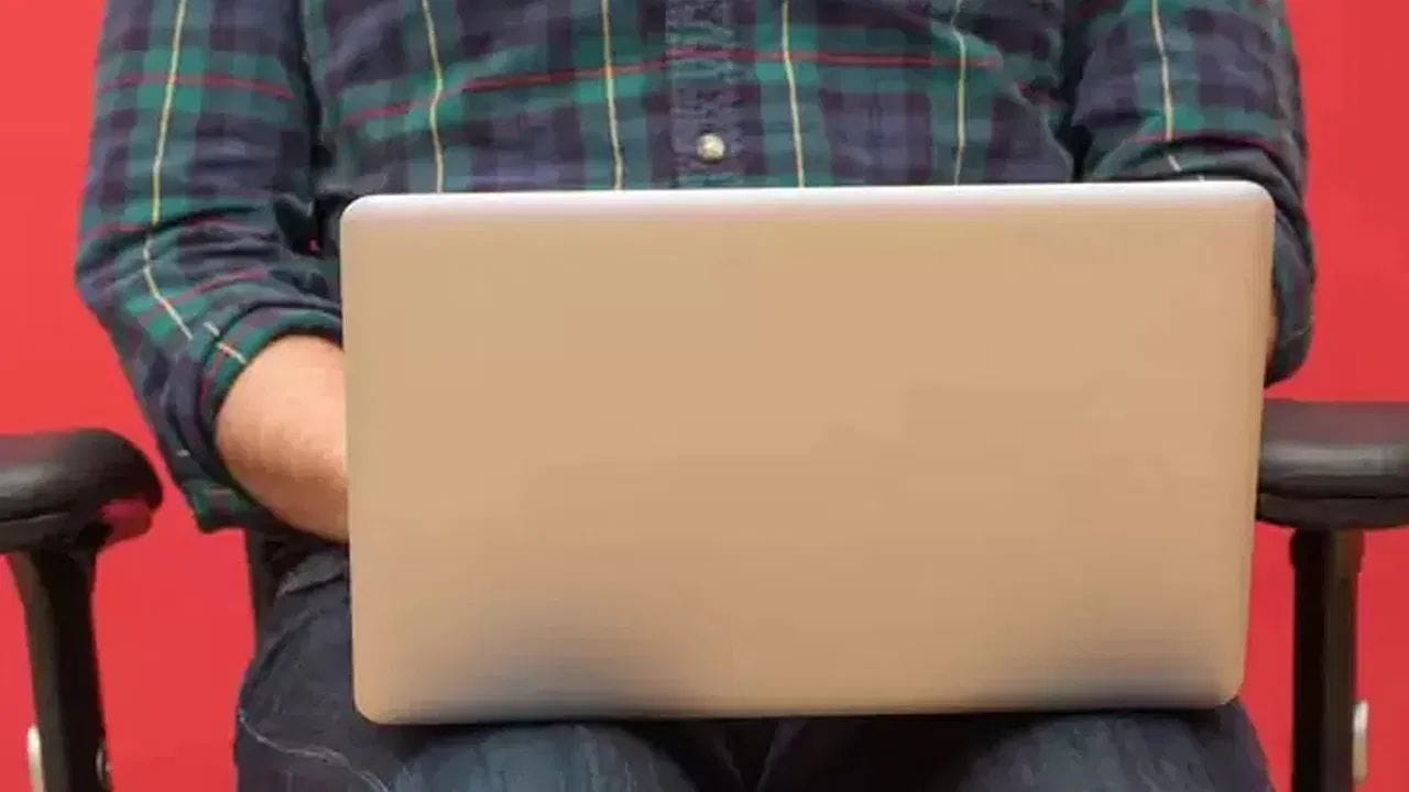 આજના ડિજિટલ યુગમાં, લેપટોપ, કમ્પ્યુટર અને મોબાઇલ આપણા જીવનનો એક મહત્વપૂર્ણ ભાગ બની ગયા છે. ઓફિસ હોય કે ઘર, અભ્યાસ હોય કે ઓનલાઈન મીટિંગ, કલાકો સુધી સ્ક્રીન સામે બેસી રહેવું હવે રોજિંદી આદત બની ગઈ છે. પરંતુ શું તમે જાણો છો કે લેપટોપ સામે દરરોજ 6-8 કલાક કે તેથી વધુ સમય વિતાવવો પણ તમારા ચહેરાની ત્વચા પર અસર કરી શકે છે?