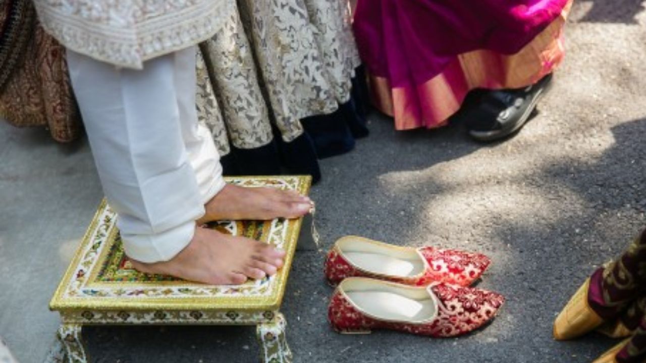 શું આ પરંપરા રામાયણ કાળથી ચાલી આવી છે?: કેટલીક સ્ટોરીમાં એવું કહેવામાં આવ્યું છે કે આ વિધિ રામાયણ કાળથી ચાલી આવી છે. એવું કહેવાય છે કે સીતા અને રામના લગ્ન સમયે સીતાના મિત્રોએ શ્રીરામના જૂતા ચોરી લીધા હતા. જોકે આનો કોઈ ઐતિહાસિક પુરાવો નથી, પરંતુ આ સ્ટોરી આ વિધિને વધુ રસપ્રદ બનાવે છે.