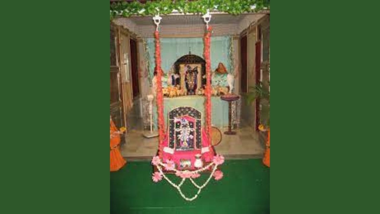 ભક્તો માટે પ્રેમ અને સુખ પ્રદાન કરવાની ઇચ્છા: એવું પણ માનવામાં આવે છે કે ઠાકોરજી બાંકે બિહારીજી પોતે ભક્તોને સુખ અને આનંદ આપવા માટે ઝૂલામાં બેસે છે. જેમ એક માતા પોતાના બાળકને ઝૂલામાં ઝૂલાવીને ખુશ કરે છે, તેવી જ રીતે ભગવાન પણ પોતાના ભક્તોને સુખ અને શાંતિ પ્રદાન કરવા માટે આ લીલા કરે છે. ભક્તોનું માનવું છે કે બાંકે બિહારીજીને ઝૂલામાં ઝૂલતા જોવાથી બધી મુશ્કેલીઓ દૂર થાય છે અને મનને અપાર શાંતિ મળે છે.