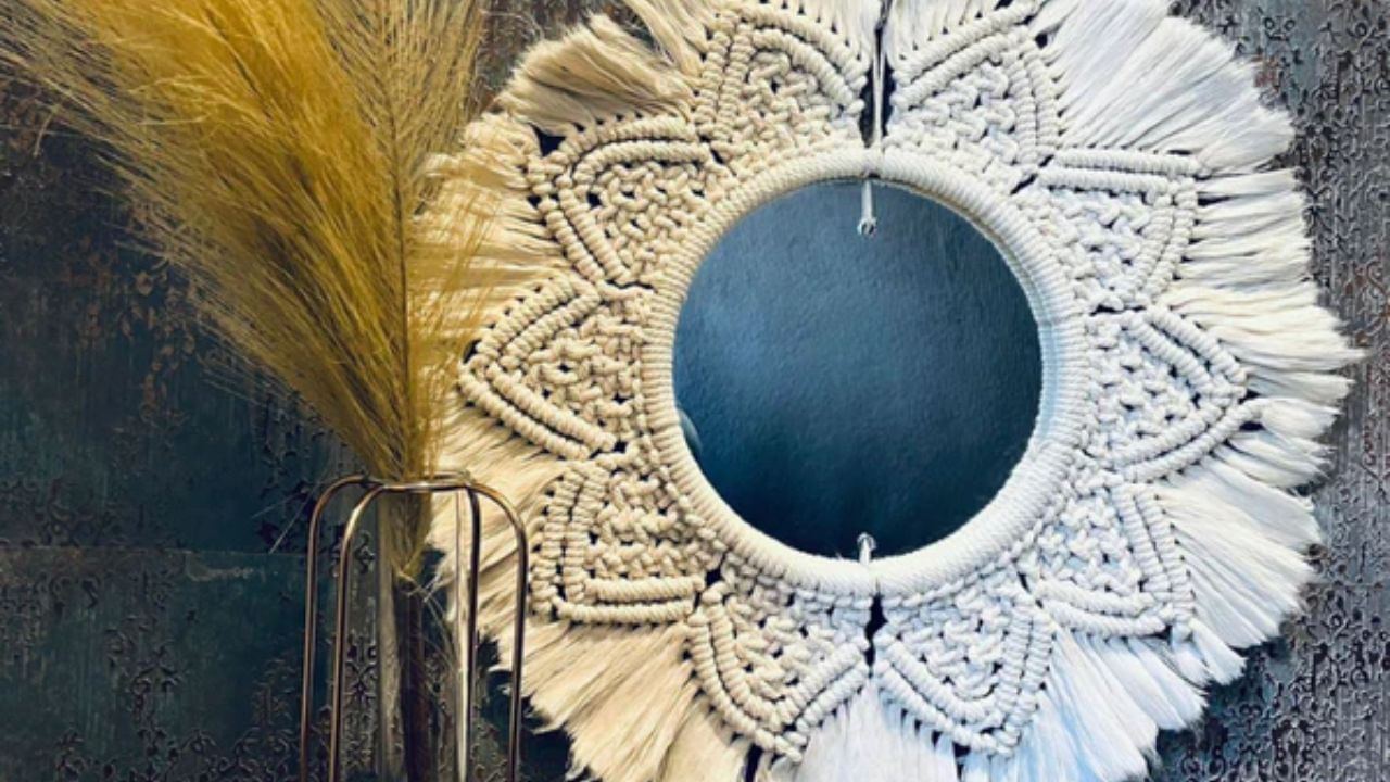 મેક્રેમ આર્ટનું મહત્વ: મેક્રેમ આર્ટ માત્ર એક સુંદર હસ્તકલા નથી, પરંતુ તેનાથી એક પોઝિટિવિટી અને ફાયદો પણ થાય છે. તે તણાવ ઘટાડવામાં અને સર્જનાત્મકતાને વધારવામાં મદદ કરે છે. વધુમાં, મેક્રેમ આર્ટમાંથી બનાવેલા ઉત્પાદનો ઘરને એક અનોખો અને વ્યક્તિગત સ્પર્શ આપે છે.