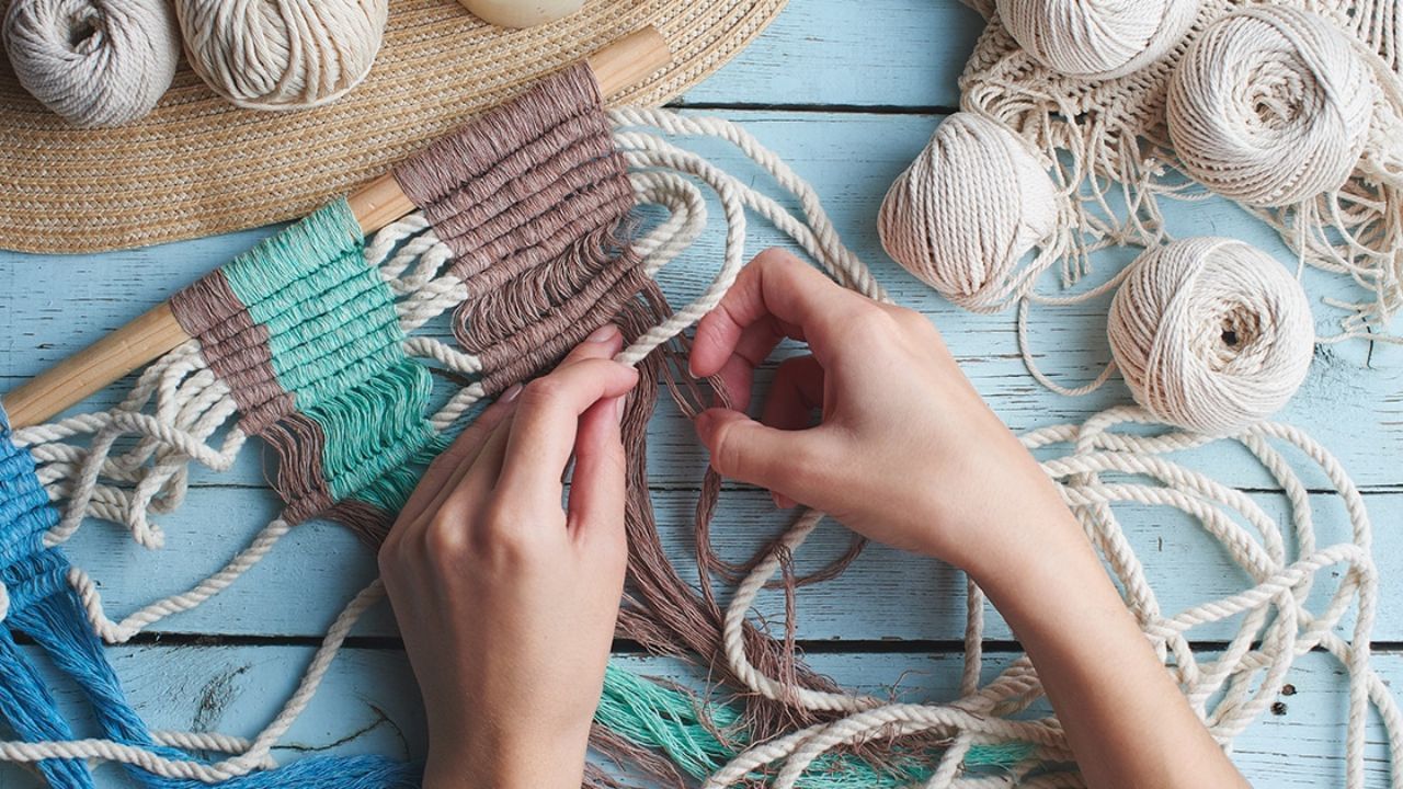 વાસ્તુ અનુસાર ઘરમાં મેક્રેમ આર્ટ મૂકવા માટેની કેટલીક ટિપ્સ અહીં આપી છે: મેક્રેમ આર્ટ, જેને નોટેડ આર્ટ તરીકે પણ ઓળખવામાં આવે છે, તે ઘરમાં પોઝિટિવ એનર્જી લાવે છે અને ઘરની સજાવટને વધારે છે.