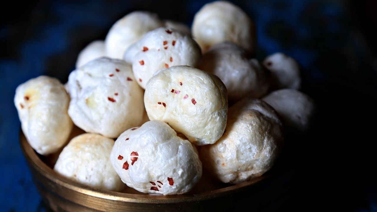 મખાના હાઈ પ્રોટીન ફૂડ છે, ખાસ કરીને શાકાહારી લોકો માટે. તે શરીરને ઊર્જાવાન રાખે છે અને મસલ્સ બાંધવામાં મદદ કરે છે. ( Credits: Getty Images )