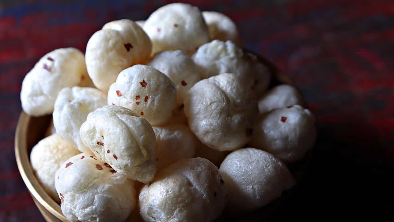 મખાનામાં એન્ટી-ઓક્સિડન્ટ્સ હોય છે જેમ કે કેટેચિન, જે ચામડીને તાજી અને યુવાન રાખે છે અને વૃદ્ધત્વની પ્રક્રિયા ધીમી કરે છે. ( Credits: Getty Images )