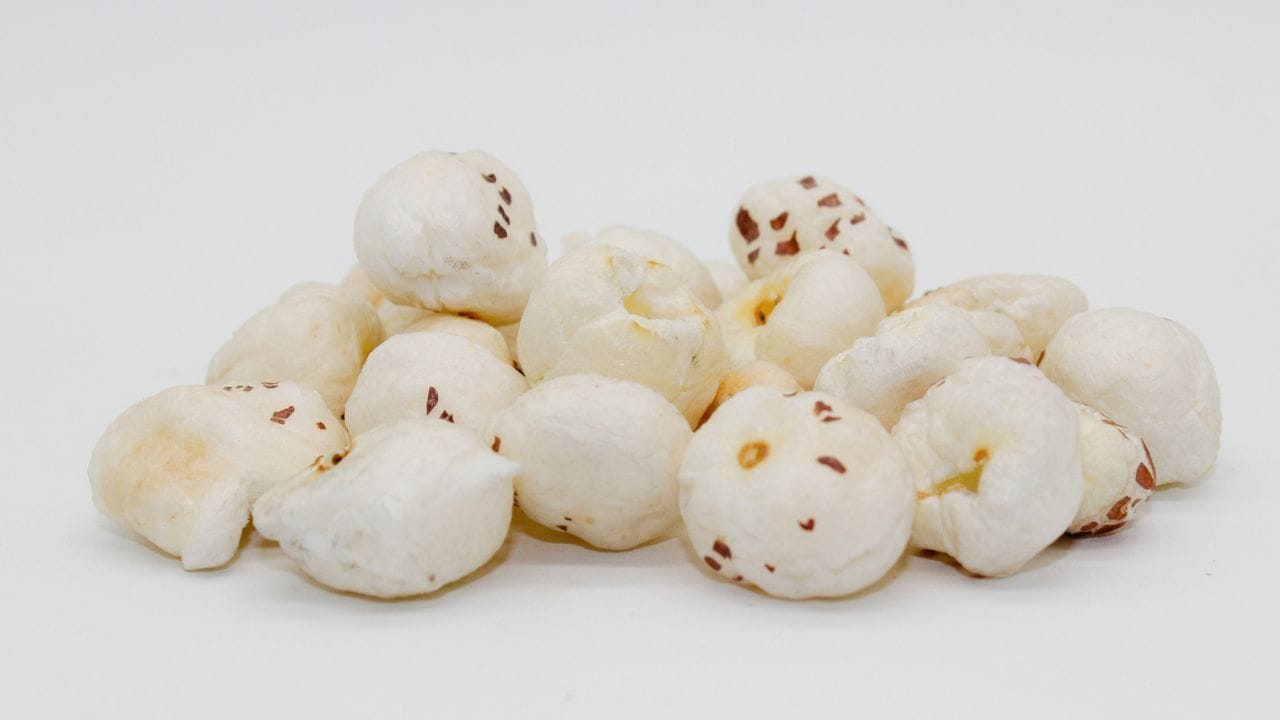 ડાયાબિટીસ ધરાવતા લોકો માટે મખાના લાભદાયી છે, કારણ કે તેમાં ગ્લાયકેમિક સ્તર નીચું હોય છે. ઓછા ગ્લાયકેમિક ઇન્ડેક્સને લીધે મખાના ડાયાબિટીસના દર્દીઓ માટે એક સારો અને સલામત વિકલ્પ છે. ( Credits: Getty Images )