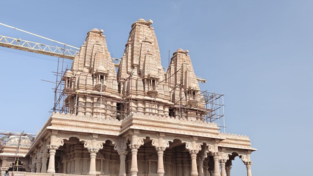 આ ભવ્ય મંદિર મહોત્સવ 7 દિવસના કાર્યક્રમ તરીકે આયોજિત કરવામાં આવશે, જેમાં મહંત સ્વામી મહારાજની પવિત્ર હાજરી રહેશે. આ કાર્યક્રમ દરમિયાન, માત્ર ભારતમાંથી જ નહીં પરંતુ વિશ્વના ખૂણે ખૂણેથી લગભગ લાખો ભક્તો આવશે તેવી અપેક્ષા છે.