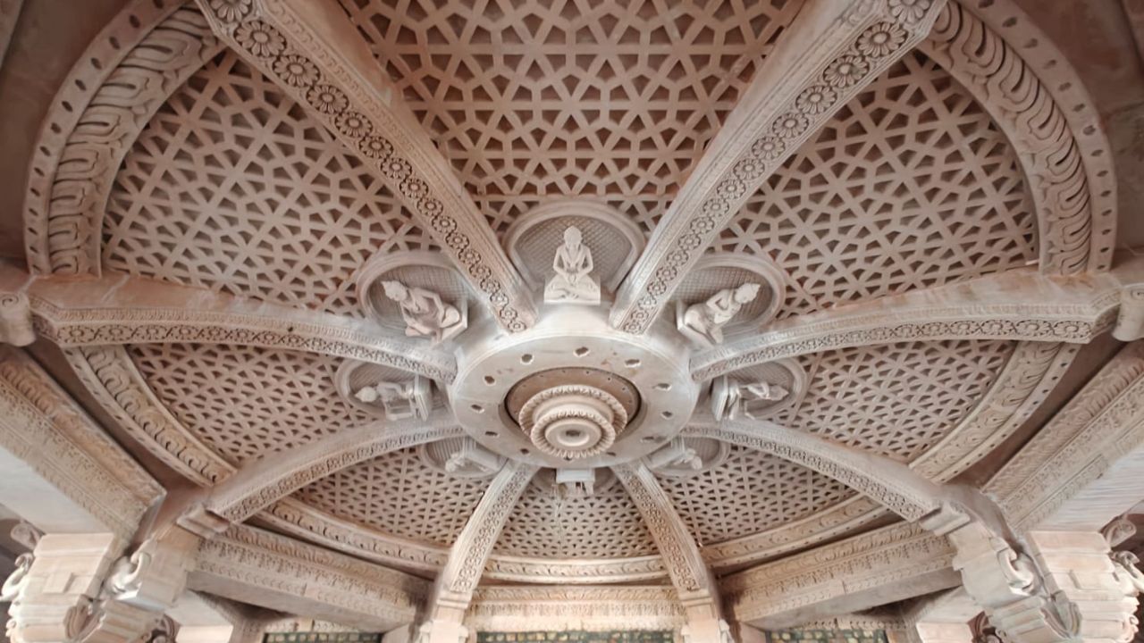 આ કારીગરી અને કોતરણી પ્રાચીન સનાતન સંસ્કૃતિના ગૌરવને જીવંત બનાવે છે. મંદિરની દિવાલો, સ્તંભો અને ગુંબજો પર કરવામાં આવેલી કલાકૃતિઓ અનોખી છે, જે મરુધરાના સાંસ્કૃતિક વારસાને એક નવું પરિમાણ આપશે.