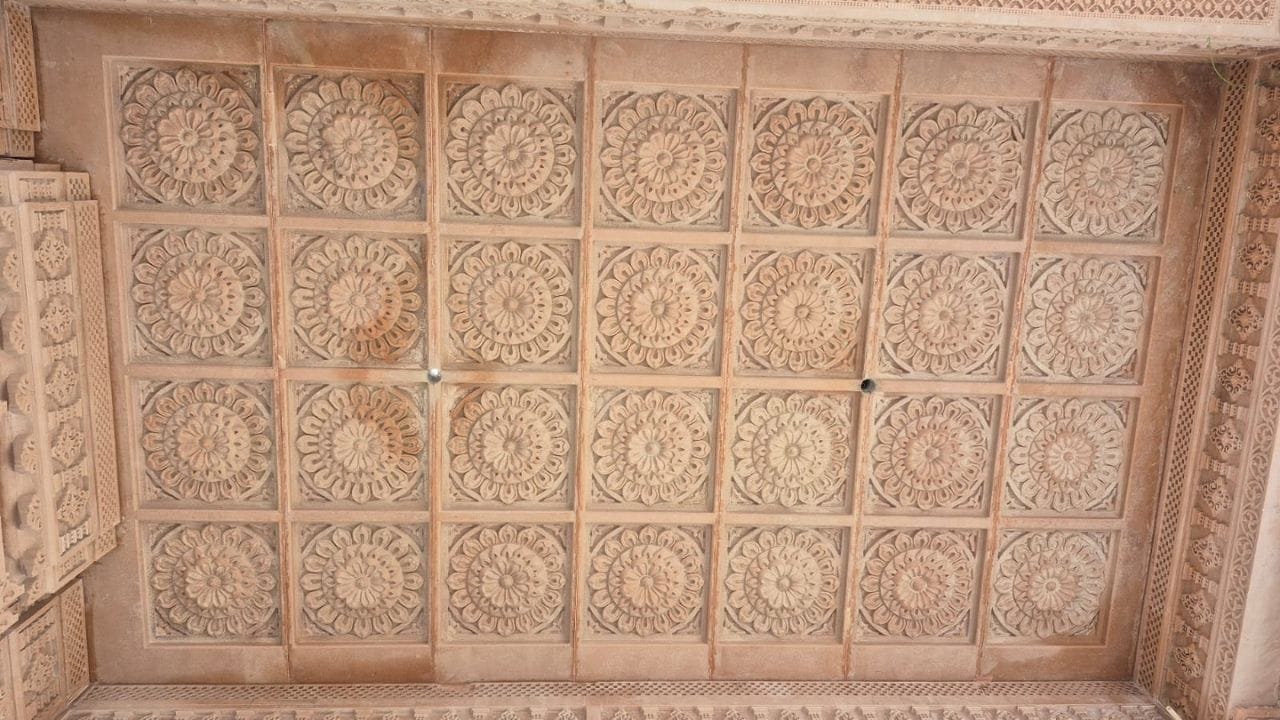 જોધપુરની ઐતિહાસિક ભૂમિ પર કાલી બેરી વિસ્તારમાં અક્ષરધામ મંદિરનું નિર્માણ કાર્ય અંતિમ તબક્કામાં છે. આ દિવ્ય ધામ લગભગ 40 વિઘા જમીનમાં ફેલાયેલું છે. આનું સંપૂર્ણ બાંધકામ જોધપુરી પથ્થરમાંથી કરવામાં આવી રહ્યું છે, જેમાં ખૂબ જ સુંદર કારીગરી અને કોતરણી કરવામાં આવી છે.