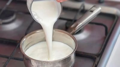 1. કાકડી સાથે દૂધ ન પીવું - કાકડીમાં વિટામિન સી અને પાણીનું પ્રમાણ વધુ હોય છે, જ્યારે દૂધ પ્રોટીન અને ફેટયુક્ત ખોરાક છે. બંનેનું એકસાથે સેવન કરવાથી પાચન સંબંધી સમસ્યાઓ, ગેસ અને એસિડિટી થઈ શકે છે.