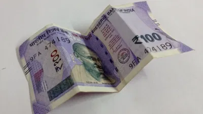 ઘણી વાર રસ્તા પરથી પૈસા મળે છે. આ સ્થિતિમાં કેટલાક લોકો પૈસા ઉઠાવીને વાપરી કાઢે છે, તો કેટલાક મંદિર વગેરેમાં દાન કરે છે. હાલમાં જ વૃંદાવનના પ્રસિદ્ધ સંત પ્રેમાનંદ જી મહારાજે જો રસ્તા પર પૈસા મળ્યા તો શું કરવું જોઈએ તે અંગે જણાવ્યું છે.