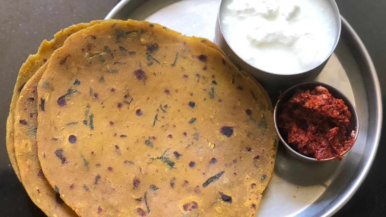 શીતળા સાતમ પર વાસી ખોરાક કેમ ખાવામાં આવે છે?: શીતળા સાતમ પર વાસી ખોરાક ખાવાની અને માતા શીતળાને વાસી ખોરાક ચઢાવવાની પરંપરા ઘણી જૂની છે. આ પરંપરા પાછળ બે મુખ્ય કારણો છે. પહેલું ધાર્મિક અને બીજું સ્વાસ્થ્ય સંબંધિત.