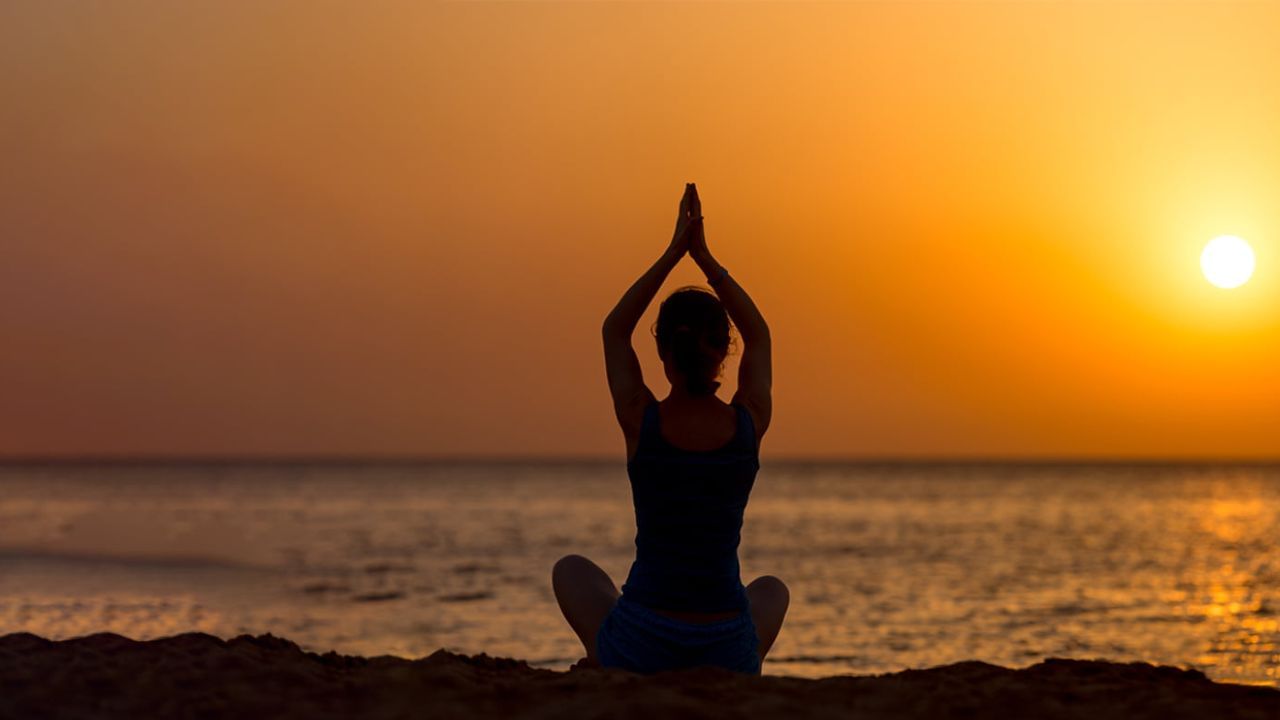 મંત્ર જાપ અને પૂજા: બ્રહ્મ મુહૂર્ત દરમિયાન કરવામાં આવતી સાધના, મંત્ર જાપ અને ભગવાનનું ધ્યાન ખૂબ જ ફળદાયી છે. ખાસ કરીને આ સમયે શિવ, વિષ્ણુ અને ગાયત્રી મંત્રોનો જાપ કરવો શુભ માનવામાં આવે છે. આત્મચિંતન અને સંકલ્પ લેવા: આ સમય આત્મચિંતન માટે શ્રેષ્ઠ છે. તમે તમારા જીવનના ઉદ્દેશ્યો, ફરજો અને સંકલ્પો પર ચિંતન કરી શકો છો અને નવા સકારાત્મક વિચારો શરૂ કરી શકો છો.