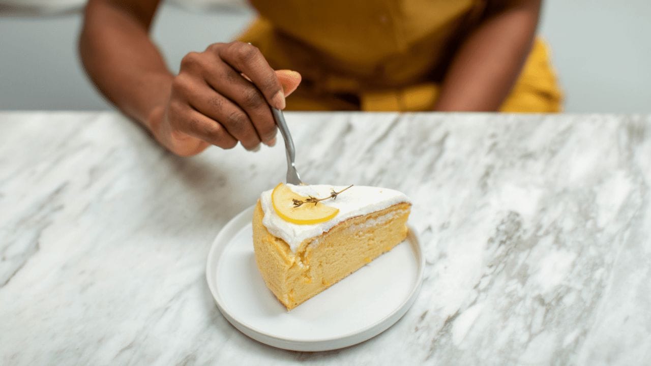 સંશોધન શું કહે છે?: ઘણા સંશોધનોમાં જાણવા મળ્યું છે કે ખાલી પેટે મીઠાઈ ખાવાથી ghrelin નામનું ભૂખ જગાડતું હોર્મોન એક્ટિવ થઈ શકે છે. જેના કારણે તમને દિવસભર વારંવાર ભૂખ લાગી શકે છે અને તમે વધુ પડતું ખાઈ શકો છો. આ ઉપરાંત હાર્વર્ડ સ્કૂલ ઓફ પબ્લિક હેલ્થ અનુસાર જે લોકો સ્વસ્થ અને ઉચ્ચ ફાઇબરવાળા ખોરાકથી દિવસની શરૂઆત કરે છે તેમના બ્લડ સુગર અને કોલેસ્ટ્રોલનું લેવલ વધુ સારું રહે છે.
