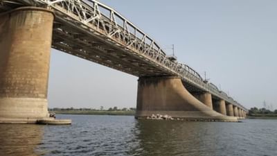 ઉત્તર પ્રદેશના પ્રયાગરાજમાં યમુના નદી પર બનેલો નૈની રેલ પુલ દેશના સૌથી જૂના પુલોમાંનો એક છે. આ 1006 મીટર લાંબો પુલ 1865 માં અંગ્રેજો દ્વારા બનાવવામાં આવ્યો હતો. આ પુલ પરથી ટ્રેનો પસાર થાય છે જ્યારે નાના વાહનો તેની નીચેથી ચાલે છે. 14 થાંભલાઓ પર બનેલા આ પુલને બનાવવામાં છ વર્ષ લાગ્યા. બ્રિટિશ એન્જિનિયર શિવલેની દેખરેખ હેઠળ બનેલ આ પુલનો દરેક થાંભલો 67 ફૂટ લાંબો અને 17 ફૂટ પહોળો છે. તેનો પાયો 42 ફૂટ ઊંડો છે. તેના 13 થાંભલા જૂતાના આકારના છે.