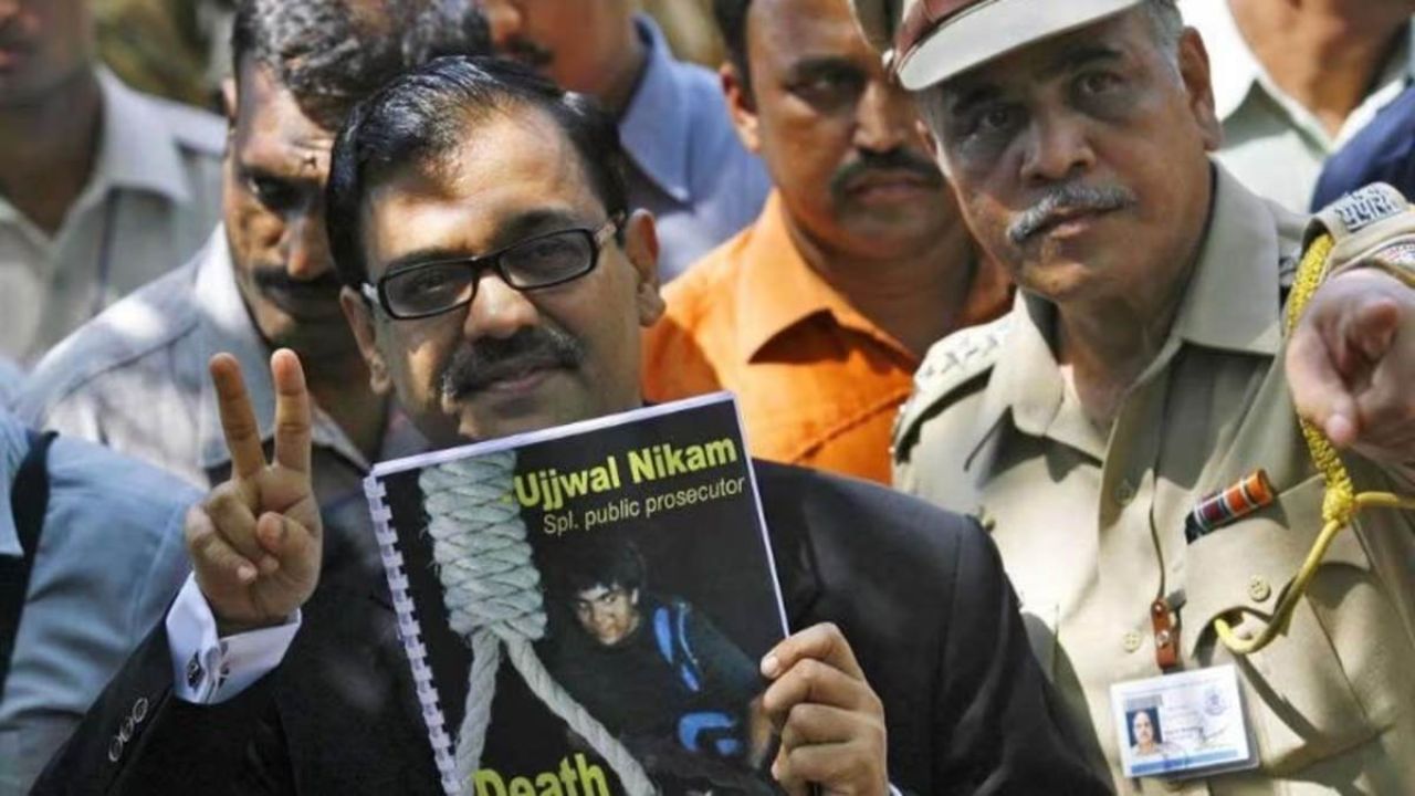 અજમલ કસાબ જેવા ઘણા હાઇ પ્રોફાઇલ કેસ લડ્યા છે
રાજ્યસભામાં પોતાની કાર્યક્ષમતાના આધારે નામાંકિત સભ્ય ઉજ્જવલ નિકમ વ્યવસાયે સરકારી વકીલ છે. તેઓ એ જ વકીલ છે જેમણે 26/11 મુંબઈ આતંકવાદી હુમલાના ગુનેગાર અજમલ કસાબને ફાંસી અપાવી હતી. એટલું જ નહીં, તેમના કાર્યકાળ દરમિયાન તેમણે આવા ઘણા આતંકવાદ અને હત્યાના કેસ લડ્યા હતા, જેમાં આરોપીઓને સજા અપાવવી ખૂબ જ મુશ્કેલ છે. તેમણે અજમલ કસાબને સજા અપાવી જ નહીં પરંતુ 1993ના મુંબઈ બોમ્બ વિસ્ફોટ, ગુલશન કુમાર હત્યા, કોપર્ડી બળાત્કાર-હત્યા જેવા ઘણા હાઇ પ્રોફાઇલ કેસોમાં કેસ ચલાવીને ગુનેગારોને જેલના સળિયા પાછળ પણ ધકેલી દીધા.