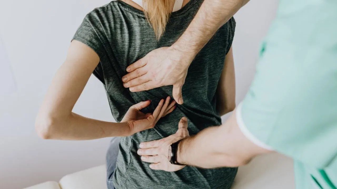 હળવા, નરમ ઓશીકાનો ઉપયોગ કરો - ધ્યાનમાં રાખવાની વાત એ છે કે ઓશીકું ખૂબ ઊંચું કે ખૂબ કઠણ ન હોવું જોઈએ. હળવું, નરમ અને શરીરને ટેકો આપતું ઓશીકું શ્રેષ્ઠ છે. ઓશીકાની ઊંચાઈ એવી હોવી જોઈએ કે તે ઘૂંટણની નીચે આવીને થોડો ઉપાડ આપી શકે, જે કમર અને કરોડરજ્જુને રાહત આપે છે.