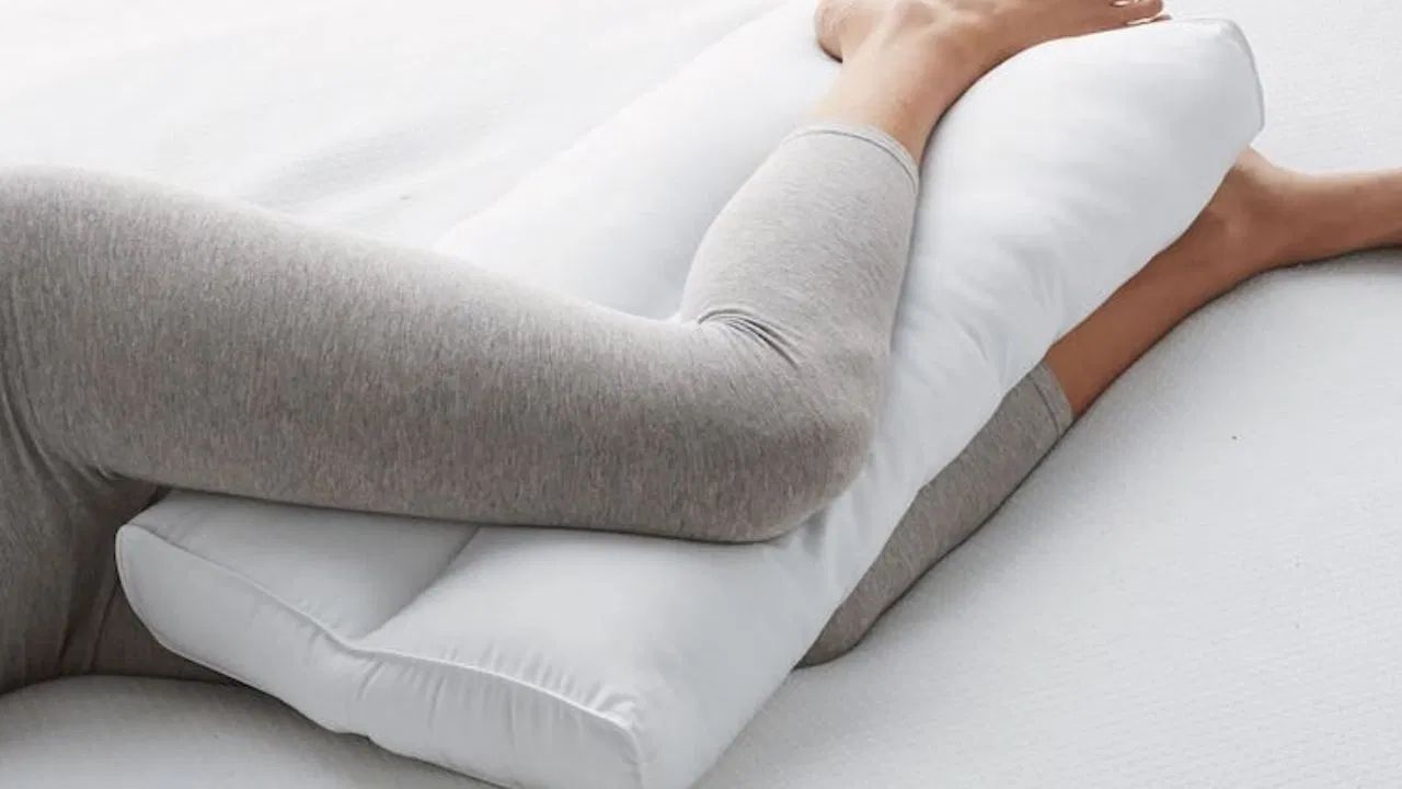 ઓર્થોપેડિક ડૉ. અખિલેશ યાદવ જણાવ્યું કે પગ નીચે, ખાસ કરીને ઘૂંટણ નીચે ઓશીકું રાખીને સૂવું ફાયદાકારક છે. જ્યારે તમે પગને થોડા ઊંચા રાખો છો, ત્યારે શરીરમાં રક્ત પરિભ્રમણ સુધરે છે. ખાસ કરીને દિવસભર ઊભા રહેવાથી કે ચાલવાથી પગમાં સોજો કે ભારેપણું ધીમે ધીમે ઓછું થવા લાગે છે. આ પદ્ધતિ વેરિકોઝ નસો, પગમાં થાક અને પગમાં બળતરા જેવી સમસ્યાઓ માટે પણ ફાયદાકારક છે. યોગ્ય રક્ત પ્રવાહને કારણે, શરીરને પણ રાહત મળે છે અને હૃદય પર વધુ પડતું દબાણ થતું નથી.