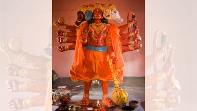 જીવનમાં વારંવાર આવતી મુશ્કેલીઓ અને અસફળતાઓનું એક કારણ વાસ્તુ દોષ પણ બની શકે છે. વાસ્તુશાસ્ત્રના સૂત્રો અનુસાર, ઘરમાં પંચમુખી હનુમાનજીની પ્રતિમા કે છબી સ્થાપિત કરવાથી નકારાત્મક ઊર્જાનો નાશ થાય છે અને સકારાત્મકતા પ્રવેશ કરે છે. સંકટમોચન હનુમાનજી ભક્તોને દરેક પ્રકારની વિપત્તિમાંથી મુક્તિ અપાવે છે. ( Credits: Getty Images )