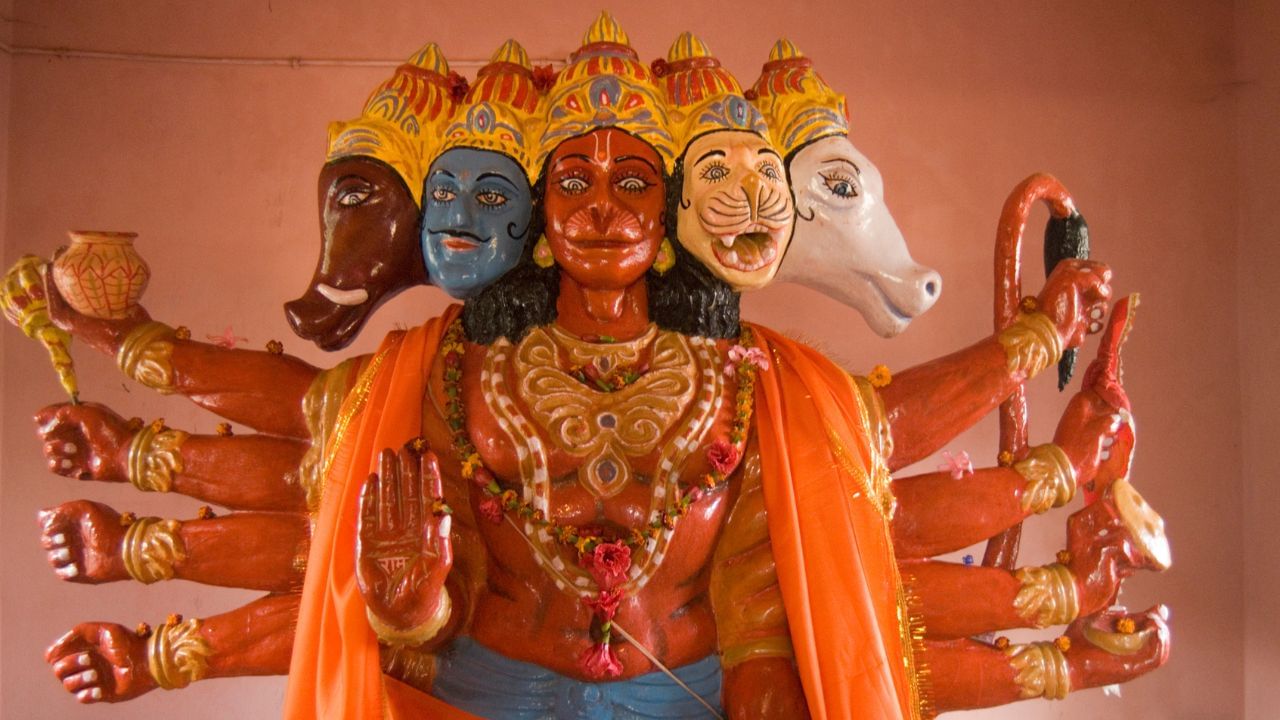 પંચમુખી હનુમાનજીના પાંચ મસ્તક વિવિધ દિશાઓ અને શક્તિઓનું પ્રતિક માનવામાં આવે છે. પૂર્વ દિશામાં વાનર મુખ દુશ્મનો પર વિજય પ્રદાન કરે છે, જ્યારે પશ્ચિમ દિશાનું ગરુડ મુખ જીવનમાં આવેલા અવરોધોને દૂર કરે છે. ઉત્તર તરફનું વરાહ મુખ પ્રતિષ્ઠા અને શક્તિમાં વૃદ્ધિ કરે છે, અને દક્ષિણ દિશાનું નરસિંહ મુખ ભય અને દોષોથી રક્ષા કરે છે. પાંચમું મુખ, ઉર્ધ્વમુખ ઘોડાના સ્વરૂપમાં છે, જે માનવીની ઇચ્છાઓ પૂર્ણ કરવામાં સહાયરૂપ થાય છે. ઘરમાં પંચમુખી હનુમાનજીની છબી સજીવ રીતે સ્થાપિત કરવાથી શાંતિ, સકારાત્મકતા અને સમૃદ્ધિનો પ્રવાહ વધે છે. હવે જોઈએ કે આ ચિત્ર ઘરમાં કયાં અને કેવી રીતે મુકવું વધુ શ્રેષ્ઠ રહેશે. ( Credits: Getty Images )