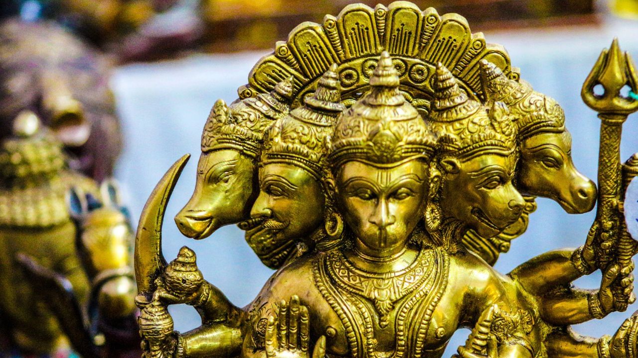 વાસ્તુશાસ્ત્ર મુજબ ઘરના મુખ્ય પ્રવેશદ્વાર પર પંચમુખી હનુમાનજીની પ્રતિમા કે છબી લગાવવું અત્યંત શુભ માનવામાં આવે છે. હનુમાનજીની પ્રતિમા ઘરમાં પ્રવેશતી નકારાત્મક શક્તિઓને રોકે છે અને શાંતિભર્યું વાતાવરણ બનાવે છે. હંમેશા એવું છબી પસંદ કરો જેમાં હનુમાનજીનું  મુખ દક્ષિણ દિશામાં હોય, કારણ કે તે દિશા દોષો અને અશુભતાને દૂર કરવાની શક્તિ ધરાવે છે. ઘરના પ્રવેશદ્વારને હંમેશા સ્વચ્છ, સજ્જ  રાખવું પણ મહત્વપૂર્ણ છે, જેથી સકારાત્મક ઊર્જાનો પ્રવાહ અડચણ વિના થાય. ( Credits: Getty Images )