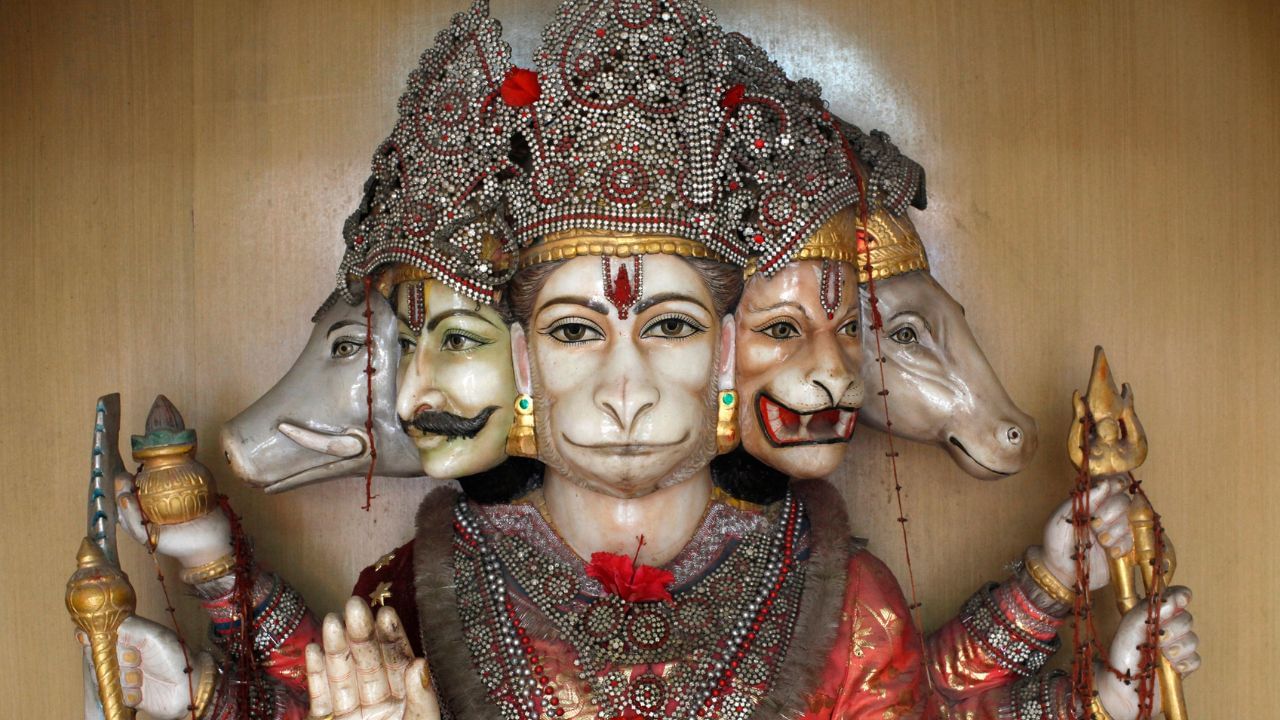 પંચમુખી હનુમાનજીની છબી સ્થાપિત કરતા પહેલા, તે સ્થાનને સાફસૂફ કરો અને શુદ્ધિ માટે થોડું ગંગાજળ છાંટો. ત્યારબાદ ધૂપ, દીવો, ફૂલો અને પ્રસાદ અર્પણ કરીને ભાવપૂર્વક પૂજન કરો. આ સમયે ‘ૐ હ્રં હનુમતે નમઃ’ મંત્રનો જાપ કરવો અત્યંત શ્રેયસ્કર માનવામાં આવે છે. છબીની ઊંચાઈ એવી હોવી જોઈએ કે દરરોજ તેના સરળ દર્શન થાય. મંગળવાર કે શનિવારના શુભ દિવસે આ છબી સ્થાપિત કરવું વધુ પાવન માનવામાં આવે છે, કારણ કે આ દિવસો હનુમાનજી સાથે સંકળાયેલા છે. આવી રીતથી સ્થાપન કરવાથી ઘરમાં સકારાત્મક ઉર્જાનો પ્રવાહ વધે છે અને શાંતિ અનુભવાય છે. ( Credits: Getty Images )