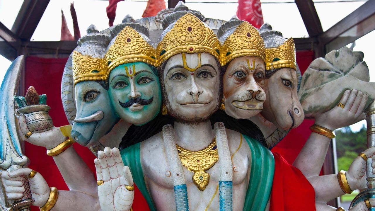 જ્યારે પંચમુખી હનુમાનજીની છબી યોગ્ય દિશામાં સ્થાપિત કરવામાં આવે છે, ત્યારે તે ઘરના વાતાવરણમાંથી નકારાત્મક ઊર્જાને દૂર કરીને શાંતિ અને સુરક્ષાનું વાતાવરણ ઊભું કરે છે. આ ઉપાય વાસ્તુ દોષોનો નાશ કરે છે અને અદૃશ્ય દુષ્ટ શક્તિઓથી રક્ષણ આપે છે. હનુમાનજીના સ્મરણથી મનોબળ વધે છે અને જીવનની મુશ્કેલીઓ થોડી હદે સરળ બને છે. આવા ઉપાય ઘરમા સકારાત્મકતા, આરોગ્યમાં સુધારો અને ધનિકતા લાવવાના માર્ગ ખુલા કરે છે. ( Credits: Getty Images )