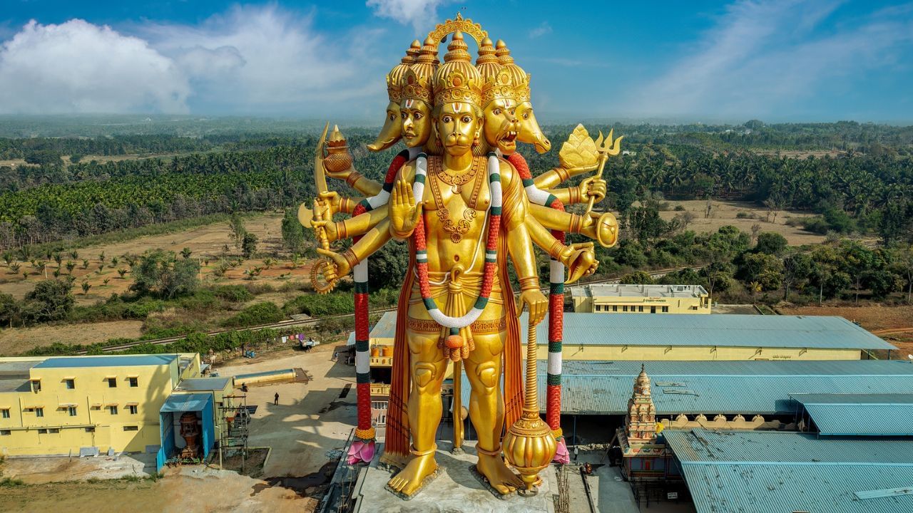 પંચમુખી હનુમાનજીની છબી માત્ર વાસ્તુ દોષોને દૂર કરતું નથી, પણ પરિવારના જીવનમાં સુખ, શાંતિ અને સમૃદ્ધિનો પ્રવાહ પણ લાવે છે. જો છબી યોગ્ય દિશામાં સ્થાપિત કરવામાં આવે, આસપાસ સ્વચ્છતા જાળવી રાખવામાં આવે અને ભક્તિપૂર્વક નિયમિત પૂજા કરવામાં આવે, તો આ ઉપાય ચમત્કારિક પરિણામો આપે છે. હનુમાનજીના આશીર્વાદથી જીવનની ઘણી અડચણો સ્વયં દૂર થઈ જાય છે અને ભય કે નિરાશાને સ્થાન રહેતું નથી. ( Credits: Getty Images )