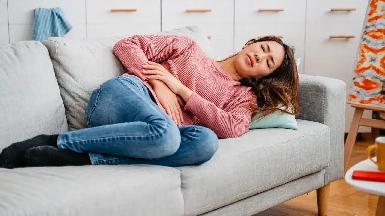 ખીલની સમસ્યા - પીરિયડ્સ દરમિયાન તમે અથાણું વધારે ખાઓ છો તો ખીલની સમસ્યામાં વધારો થઈ શકે છે. અથાણું સ્પાઇસી અને ઓઇલી હોય છે જેના કારણે આ સમસ્યા વધી શકે છે.