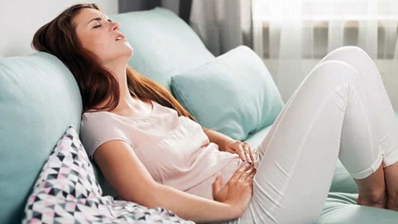 વોટર રિટેન્શન - અથાણું બનાવતી વખતે મીઠું વધારે માત્રામાં એડ કરવામાં આવે છે. પીરિયડ્સમાં તમે અથાણું ખાઓ છો તો મીઠાને કારણે શરીરમાં પાણી જમા થવાની સમસ્યા પેદા કરી શકે છે. આ કારણે પેટમાં ભારેપણું લાગી શકે છે. શરીરમાં પાણી જમા થવાને કારણે પેટ ફૂલવા લાગે અને જેવું મહેસૂસ થાય છે.