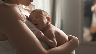 બાળકના જન્મ પછી, સ્ત્રીઓના શરીરમાં ઘણા પ્રકારના હોર્મોનલ ફેરફારો થાય છે. આ ફેરફારોને કારણે, ડિલિવરી પછી પિરિયડ આવવામાં સમય લાગે છે. કેટલીક સ્ત્રીઓને ડિલિવરીના 6 થી 8 અઠવાડિયામાં પિરિયડ આવે છે, જ્યારે કેટલીકને 6 મહિના કે તેથી વધુ સમય સુધી પિરિયડ આવવાતા નથી.