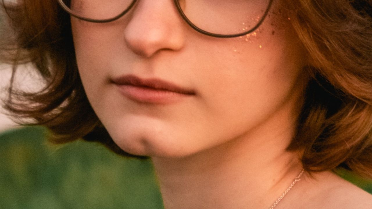 દાઢી પર ડિમ્પલ: સામુદ્રિક શાસ્ત્ર અનુસાર જે સ્ત્રીઓની દાઢી પર ડિમ્પલ હોય છે તેઓ ખૂબ જ ખુશખુશાલ અને વફાદાર હોય છે. આવી સ્ત્રીઓ સ્વભાવે ખૂબ જ દયાળુ હોય છે. આ ઉપરાંત જે સ્ત્રીઓની દાઢી ગોળ હોય છે તેઓ ખૂબ જ ભાગ્યશાળી હોય છે. લાંબી દાઢીવાળી સ્ત્રીઓ સાંસારિક સુખો તરફ આકર્ષાય છે.
