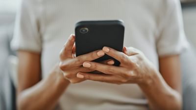 આજકાલ ભારતમાં સેકન્ડ હેન્ડ મોબાઇલ ફોનનું બજાર પણ ઝડપથી વધી રહ્યું છે. યુઝર્સ ઘણી કંપનીઓના મોંઘા મોબાઇલ ફોન ઓછી કિંમતે ખરીદી રહ્યા છે. હવે ઘણા ઓનલાઈન પ્લેટફોર્મ અને એપ્સ પર સેકન્ડ હેન્ડ મોબાઇલ ફોન મળી રહ્યા છે, પરંતુ તેમને ખરીદતા પહેલા, ચોક્કસપણે તપાસો કે આ ચોરાયેલા ફોન છે કે નહીં? નહીં તો તમે મુશ્કેલીમાં મુકાઈ શકો છો અને મોટું નુકસાન કરી શકો છો.