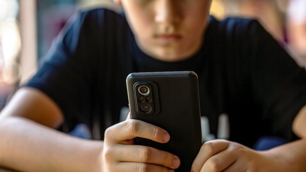 સામાન્ય રીતે, તમને ઈ-કોમર્સ પ્લેટફોર્મ એમેઝોન, ફ્લિપકાર્ટ વગેરે પર અસલી રિફર્બિશ્ડ મોબાઇલ ફોન મળે છે. આ સેકન્ડ હેન્ડ મોબાઇલ ખાસ કરીને સેમ્પલ અથવા ડમી યુનિટ હોય છે. કંપનીઓ આ સ્માર્ટફોન ઓછી કિંમતે વેચે છે. ઘણા યુઝર્સ  ઓફલાઇન માર્કેટમાંથી સેકન્ડ હેન્ડ ફોન ખરીદે છે. આવી સ્થિતિમાં, તમારે તેમને ખરીદતા પહેલા તેમને તપાસવા જ જોઈએ. સરકારે ફોનની અસલીતા તપાસવાનું ખૂબ જ સરળ બનાવ્યું છે. હવે તમે તેને ફક્ત એક SMS દ્વારા ચકાસી શકો છો.