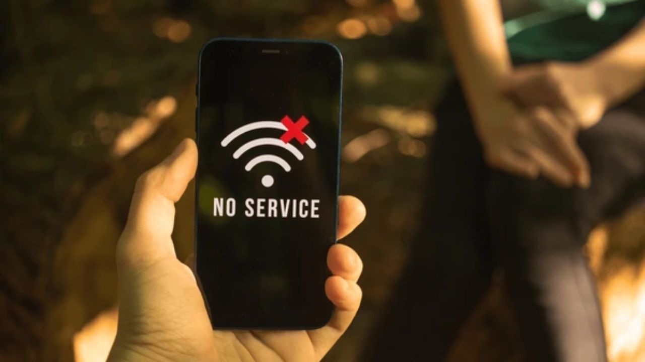 જો તમે પણ વારંવાર તમારા સ્માર્ટફોનમાં નેટવર્ક આઉટ એટલે કે નેટવર્ક જતુ રહેવાની સમસ્યાથી પરેશાન છો, તો આ લેખ તમારી આ સમસ્યાનો ઉકેલ લાવવા જઈ રહ્યો છે. ફોનનું નેટવર્ક આઉટ થવા પાછળ ઘણા કારણો હોઈ શકે છે, જેમાં સૌ પ્રથમ તમે નેટવર્ક ક્ષેત્રમાં છો કે નહીં. આ ઉપરાંત, તમારા ફોનનું નેટવર્ક પણ સિમ પર આધાર રાખે છે. સિમની ખામી હોવાના કારણે પણ ફોનનું નેટવર્ક આઉટ થઈ જાય છે.