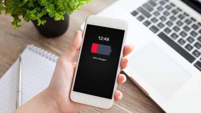 ઘણી વાર આપણે સ્માર્ટફોન સાથે ચાર્જર રાખવાનું ભૂલી જઈએ છીએ, અને જો ફોનમાં ચાર્જ પતી જાય તો આવી સ્થિતિમાં, આપણને ફોન કેવી રીતે ચાર્જ કરવો તે સમજાતું નથી. પરંતુ તમારે આટલી ચિંતા કરવાની જરૂર નથી. અહીં અમે તમને એક એવી ટ્રિક વિશે જણાવીશું જે તમારા ફોનને કોઈપણ ચાર્જર કે પાવર બેંક વિના ચાર્જ કરશે. આ માટે, તમારા ફોન સિવાય, તમારે બીજા ફોનની જરૂર પડશે. આ પછી તમે તમારા ફોનને ચાર્જ કરી શકશો.