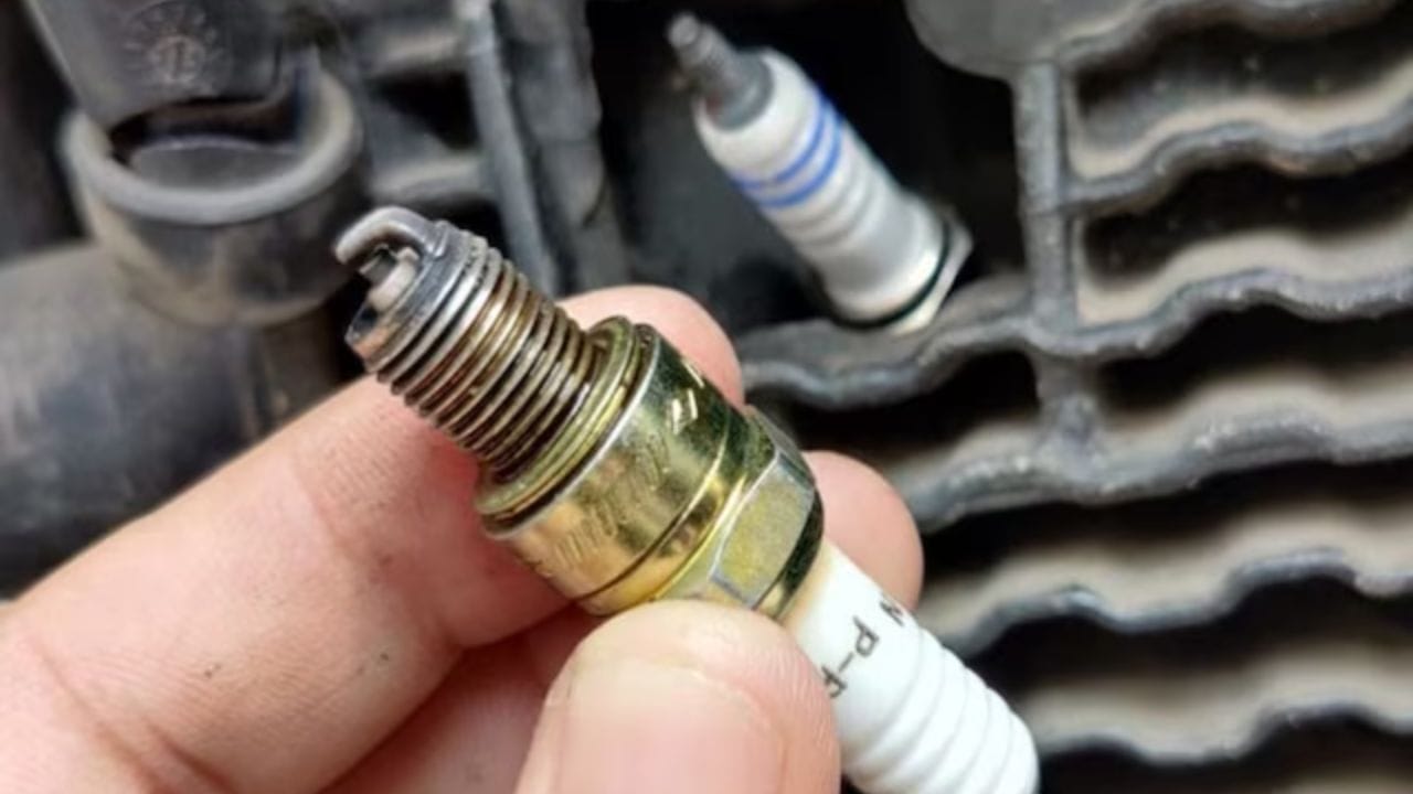 પ્લગને કેવી રીતે સુરક્ષિત રાખવો - જો તમે ઇચ્છો છો કે પ્લગ યોગ્ય રીતે કામ કરે, તો તેને નિયમિતપણે સાફ અને તપાસતા રહો. ઉપરાંત, ઉત્પાદક દ્વારા ભલામણ કરાયેલ યોગ્ય ગ્રેડના પ્લગનો ઉપયોગ કરો. આ ઉપરાંત, એર ફિલ્ટર અને ફ્યુઅલ સિસ્ટમને સ્વચ્છ રાખો. સમયાંતરે એન્જિનની સર્વિસ કરાવો. જો પ્લગ વારંવાર બગડી રહ્યો હોય, તો સારા મિકેનિક દ્વારા એન્જિનની સંપૂર્ણ તપાસ કરાવો. સારો પ્લગ બાઇકના પ્રદર્શન અને જીવન બંનેમાં સુધારો કરે છે. ( all photos credit:google and social media)