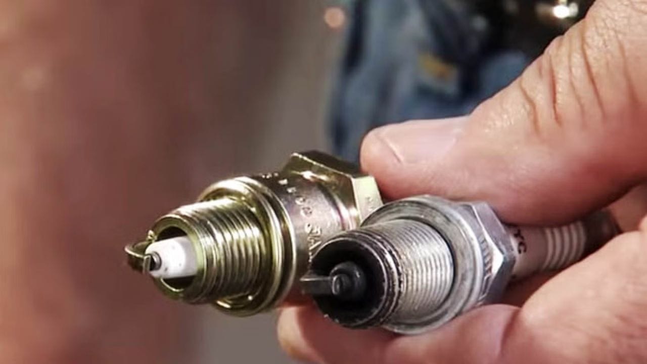 પ્લગ કેમ ખરાબ થાય છે? - ખરાબ મિશ્રણ ઇંધણ પ્લગને બાળી શકે છે, ગંદુ એર ફિલ્ટર: જો એર ફિલ્ટર ભરાયેલું હોય, તો પ્લગ પર કાર્બન ડિપોઝિટ બને છે, ખોટી હીટ રેન્જ સાથે પ્લગ: જો પ્લગની હીટ રેન્જ બાઇક માટે યોગ્ય ન હોય, તો તે ઝડપથી નુકસાન થઈ શકે છે, ઇગ્નીશન સિસ્ટમ ફોલ્ટ: નબળી સ્પાર્ક અથવા ખરાબ ઇગ્નીશન કોઇલ પણ પ્લગને ખરાબ કરી શકે છે.