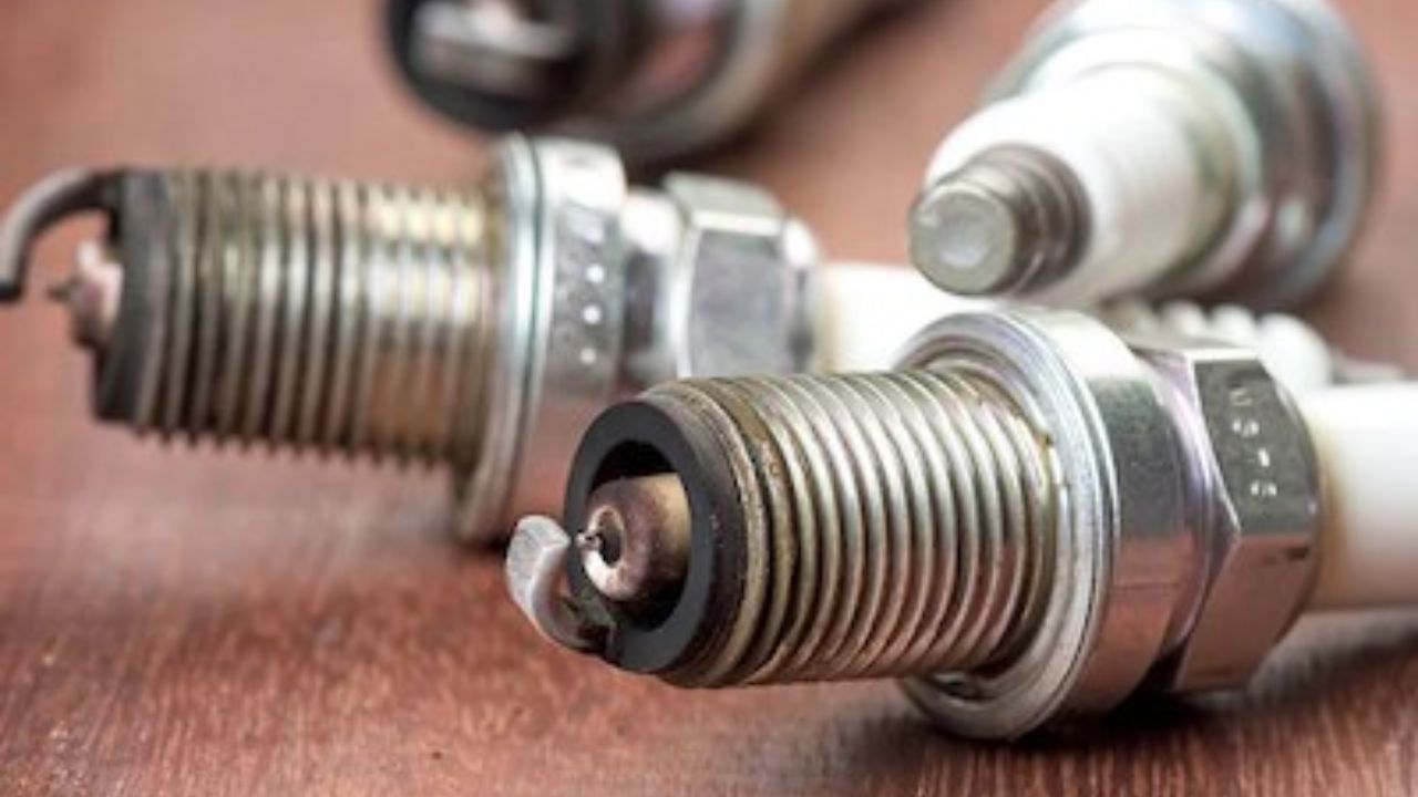 રંગ જોતા - સામાન્ય રીતે પ્લગનો રંગ આછો ભૂરો કે રાખોડી હોય છે. જો પ્લગનો રંગ આવો હોય, તો તે ઠીક છે. જો પ્લગ કાળો હોય, તો તેનો અર્થ એ છે કે એન્જિન વધુ બળતણ બાળી રહ્યું છે અથવા એર ફિલ્ટર ખરાબ છે. જો પ્લગ સફેદ કે બળી ગયો હોય, તો તે ઓવરહિટીંગ અથવા ઓછા બળતણનો સંકેત છે.