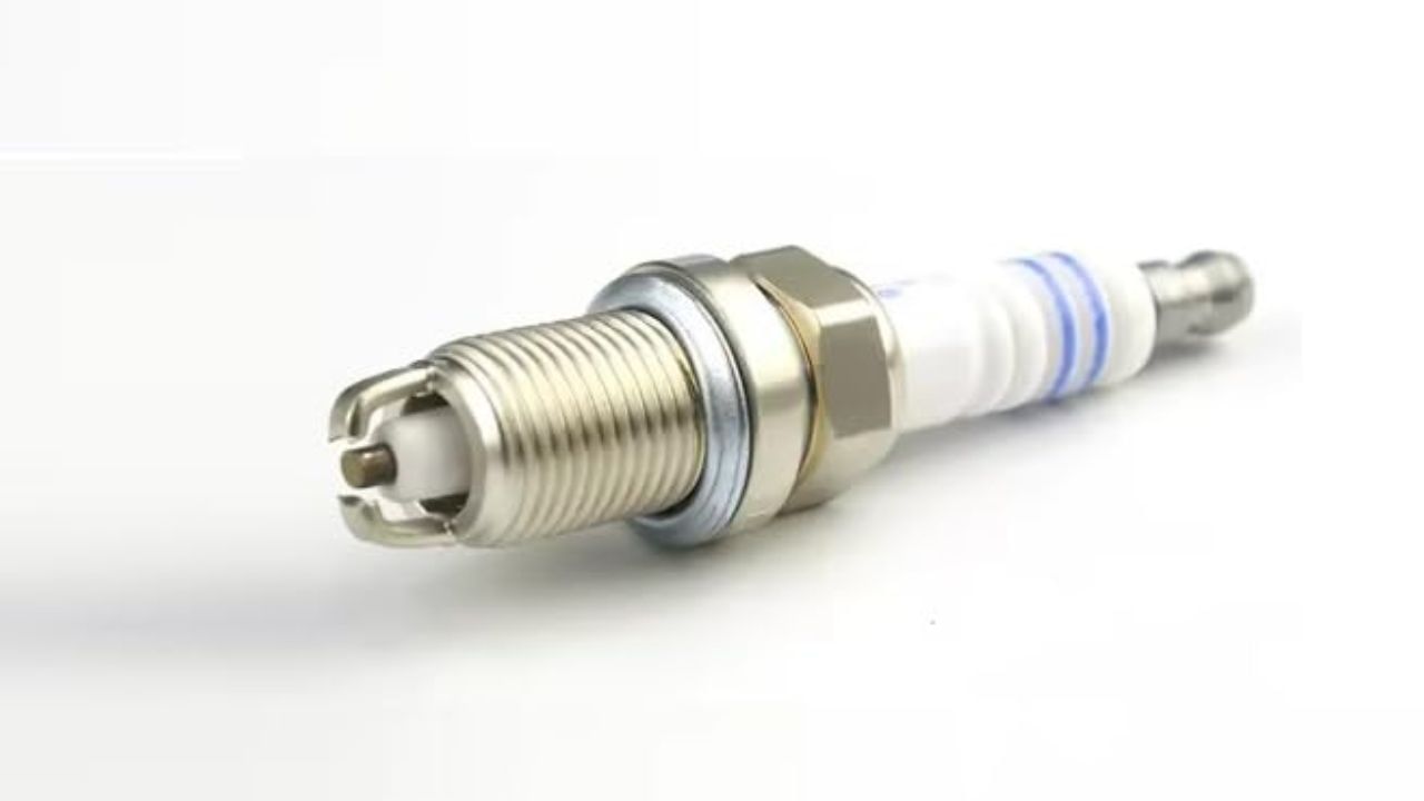 બાઇક સ્પાર્ક પ્લગ ટિપ: મોટરસાઇકલના એન્જિનનું યોગ્ય પ્રદર્શન સ્પાર્ક પ્લગ પર આધાર રાખે છે. જો પ્લગ ખરાબ થઈ જાય, તો એન્જિન યોગ્ય રીતે કામ કરતું નથી, માઇલેજ ઘટે છે અને શરૂ કરવામાં મુશ્કેલી પડે છે. આવી સ્થિતિમાં, પ્લગ તપાસીને, તે શોધી શકાય છે કે કયો પ્લગ ટૂંકો છે કે ખરાબ થઈ ગયો છે. જો તમે પણ મિકેનિક વિના પ્લગ જાતે તપાસવા માંગતા હો, તો ચાલો તમને જણાવીએ કે તમે આ કેવી રીતે કરી શકો છો.