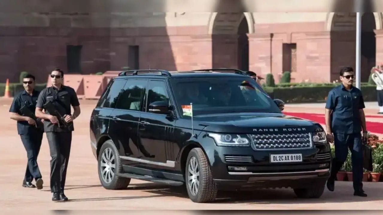 અહેવાલો અનુસાર, વડા પ્રધાનની સુરક્ષામાં ઉભેલા સૈનિકો પાસે FNF-2000 એસોલ્ટ રાઇફલ્સ, ઓટોમેટિક ગન અને 17M રિવોલ્વર ઉપરાંત અન્ય શક્તિશાળી શસ્ત્રો છે. SPG ઉપરાંત, દિલ્હી પોલીસ પણ PM ની સુરક્ષાનું ખાસ ધ્યાન રાખે છે અને તેઓ ગમે ત્યાં જાય તે પહેલાં સમગ્ર વિસ્તારનું નિરીક્ષણ કરે છે. 