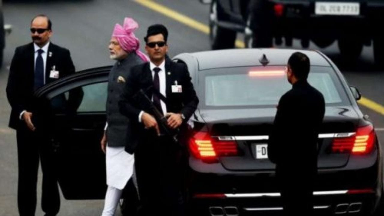 સમય જતાં, ભારતે ખૂબ પ્રગતિ કરી છે અને હવે તે વિકસિત દેશોની હરોળમાં જોડાઈ ગયું છે. આ સફળતા સરકાર અને જનતા વચ્ચેની ભાગીદારીનું પરિણામ છે. જેમ જેમ દેશ મજબૂત બન્યો છે તેમ તેમ કાયદો અને સુરક્ષા વ્યવસ્થા પણ કડક બની છે. ખાસ વાત એ છે કે આજે ભારતના પ્રધાનમંત્રીની સુરક્ષા વિશ્વના ઘણા શક્તિશાળી દેશો કરતાં વધુ સારી માનવામાં આવે છે.