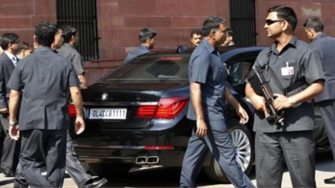 તમને જણાવી દઈએ કે પ્રધાનમંત્રીની કારનું ટાયર પંચર થઈ જાય તો તે કાર તેમને ઓછામાં ઓછા 90 કિમી પ્રતિ કલાકની ઝડપે 320 કિમી સુધી લઈ જઈ શકે છે તેવી બનાવવામાં આવી હોય છે. તેમની સાથે રહેલા SPG કમાન્ડો ખૂબ જ સતર્ક છે અને તેઓ ભયનો અનુભવ પહેલાથી જ કરી શકે છે. તમને જણાવી દઈએ કે SPG કમાન્ડો પાસે ઘણી આધુનિક બંદૂકો છે જે પ્રધાનમંત્રીનું સંપૂર્ણ રક્ષણ કરવામાં સક્ષમ છે.