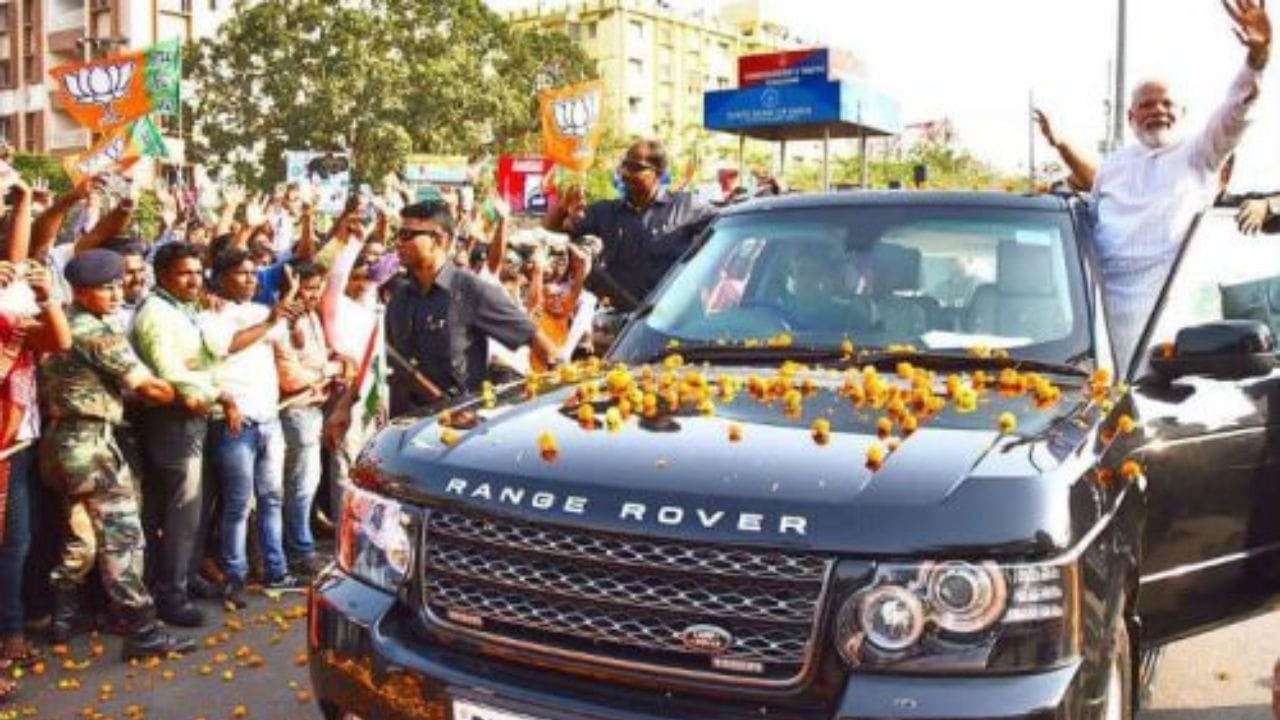 PM દેશમાં જ્યાં પણ જાય છે, તેમના આગમનના 10 મિનિટ પહેલા સમગ્ર ટ્રાફિક બંધ કરી દેવામાં આવે છે અને તમામ વાહનોનું સંપૂર્ણ નિરીક્ષણ કરવામાં આવે છે. SPG કર્મચારીઓ ખાસ ધ્યાન રાખે છે કે તેઓ જે માર્ગ લઈ રહ્યા છે તે સ્પષ્ટ છે કે નહીં. આ ઉપરાંત, 500 થી વધુ કમાન્ડો PM નિવાસસ્થાનને હંમેશા ઘેરી લે છે અને તેમનું રક્ષણ કરે છે. 