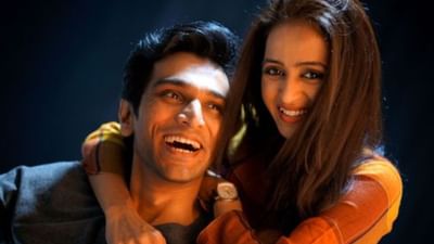 સ્કેમ 1992થી ફેમસ થયેલ ગુજરાતી કલાકાર પ્રતિક ગાંધીને આજે કોણ નથી જાણતું. ગુજરાતી ફિલ્મો સહિત અને સિરિજ અને બોલિવુડ ફિલ્મોમાં પણ આ અભિનેતાએ તેની ઉંડી એક્ટિંગથી પોતાની અલગ ઓળખ બનાવી છે. પણ શું તમે તેમની પત્ની વિશે જાણો છો? તમને જણાવી દઈએ કે પ્રતિકની પત્નીનું નામ ભામિની ઓઝા છે. તે બોલિવુડની હિરોઈનો કરતા પણ વધારે સુંદર લાગે છે